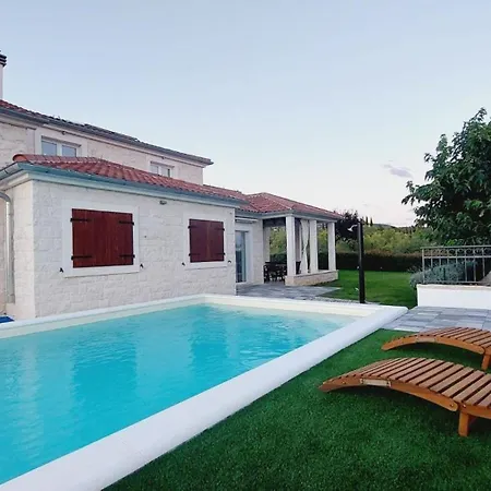 Ferienhaus Mit Privatpool Fur 7 Personen Ca 290 Qm In Sibenik-dubrava, Dalmatien Norddalmatien Holiday home *